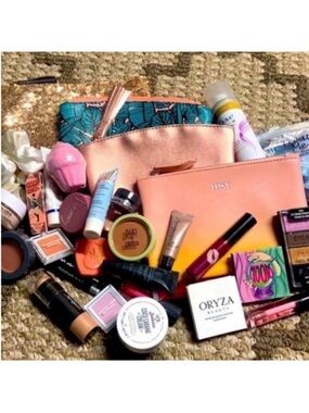 Mini Selfcare bag with Makeup and Skincare - Mixed Lot Bags For Pampering